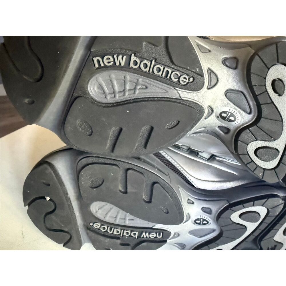 New Balance Men's Metallic M1000 Lace-up Sneakers Silver Size 9 - Picture 2 of 15